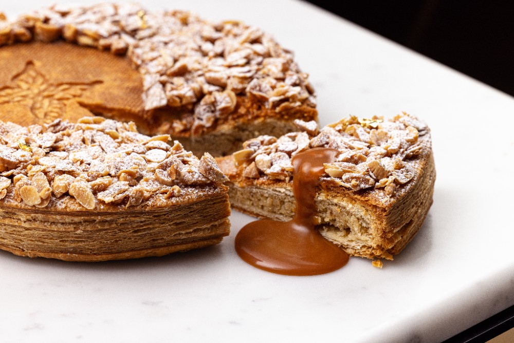 Matthieu Carlin, Chef Pâtissier de l’Hôtel de Crillon, A Rosewood Hotel propose de célébrer le temps de l’Epiphanie avec la traditionnelle galette de rois.

Fort du succès rencontré en janvier 2024 par la première galette de Butterfly Pâtisserie, le Chef Matthieu Carlin proposera en 2025 une galette gourmande à la frangipane, aux amandes, à la vanille et aux fèves de tonka.