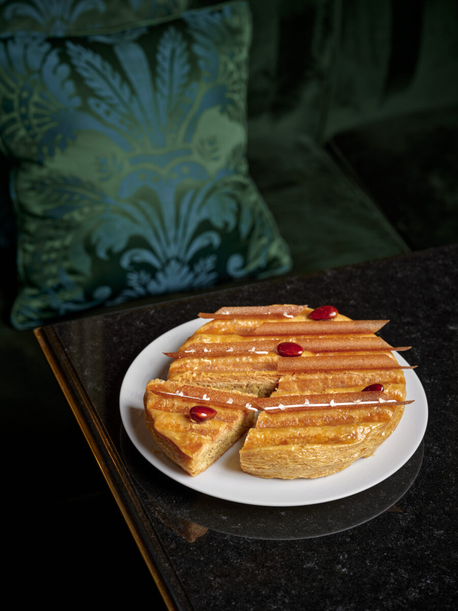 La Réserve Paris. Galette création de Jordan Talbot. Crème frangipane parfumée à la fleur d’oranger et à la vanille du Mexique, parsemée d’amandes Valencia caramélisées et de gavottes croustillantes, 65 €. Photo : Julie Limont. 