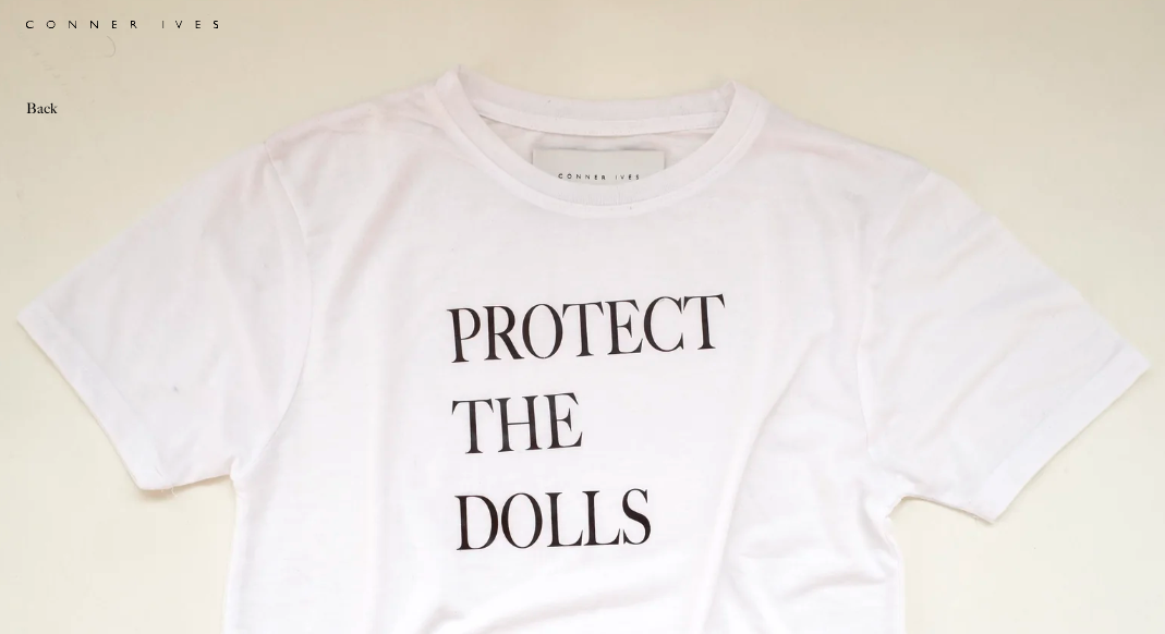 Tee-shirt Protect the dolls : attention aux contrefaçons